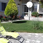 شقة In Im Parterre Mit Garten By Interhome