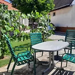 In Im Parterre Mit Garten By Interhome شقة Bük