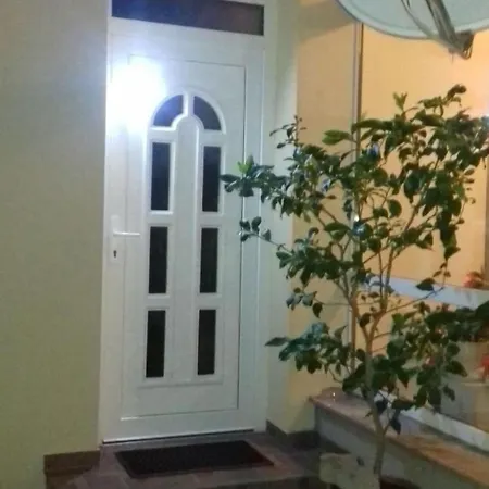 Διαμέρισμα In Im Parterre Mit Garten By Interhome