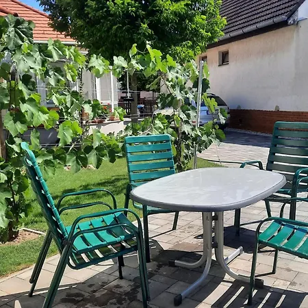 In Im Parterre Mit Garten By Interhome Διαμέρισμα Bük